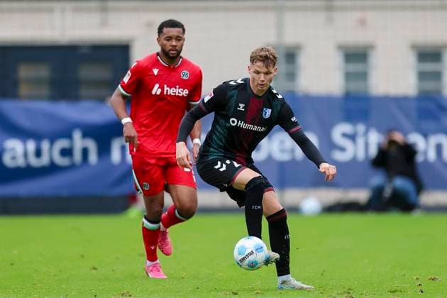 Germany, Hannover, 14.11.2024, Nachwuchsleistungszentrum NLZ, Hannover 96 vs 1. FC Magdeburg - Friendly match, Brooklyn Ezeh (Hannover 96) und Philipp Hercher (1. FC Magdeburg) battle for the ball Hannover Nachwuchsleistungszentrum NLZ Germany eu-images-700