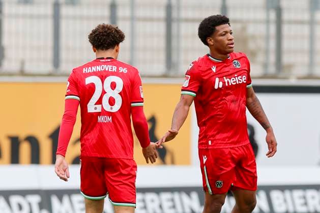 Germany, Hannover, 14.11.2024, Nachwuchsleistungszentrum NLZ, Hannover 96 vs 1. FC Magdeburg - Friendly match, Jessic Ngankam (Hannover 96) celebrates after scoring his teams second goal with Montell Ndikom (Hannover 96) Hannover Nachwuchsleistungszentrum NLZ Germany