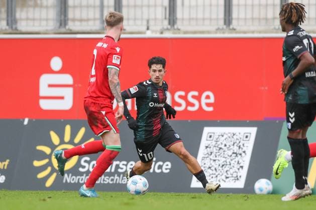 14.11.2024, xtgx, Fussball - Testspiel, Hannover 96 - 1.FC Magdeburg emspor, v.l. Jason Ceka (Magdeburg, 10) am Ball, plays the ball (DFL DFB REGULATIONS PROHIBIT ANY USE OF PHOTOGRAPHS as IMAGE SEQUENCES and or QUASI-VIDEO) Hannover