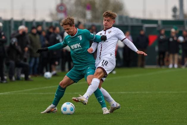 im Zweikampf, Aktion, mit Robert Gumny 2 (FC Augsburg), Niclas Duehring 18 (FC Ingolstadt 04), FC Augsburg vs. FC Ingostadt 04, Fussball, Testspiel, 14.11.2024 Augsburg Bayern Deutschland