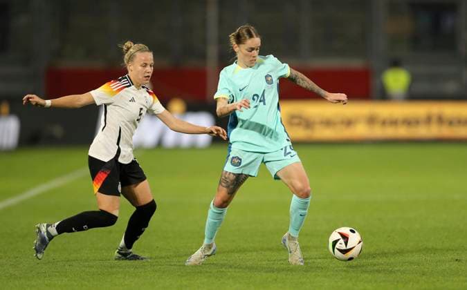 Foto : Pia-Sophie WOLTER ( GER ) gegen Sharn Freier (AUS , rechts) Fussball international, Frauen Länderspiel in Duisburtg am Mo. 28.10.2024 Deutschland - Australien 1 - 2