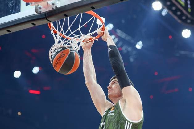 Sport Themen der Woche KW46 Sport Bilder des Tages Danko Brankovic 22 (FC Bayern Basketball) beim Dunk, FC Bayern Basketball vs. Alba Berlin, Basketball, EuroLeague, 10. Spieltag, 14.11.2024 Muenchen Bayern Deutschland *** Danko Brankovic 22 FC Bayern Basketball at the Dunk, FC Bayern Basketball vs Alba Berlin, Basketball, EuroLeague, Matchday 10, 14 11 2024 Munich Bavaria Germany Copyright: xkolbert-press ChristianxKolbertx
