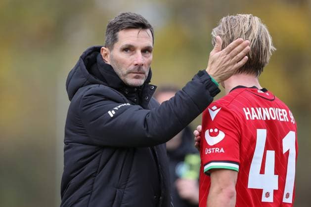 14.11.2024, xtgx, Fussball 2. Bundesliga, Hannover 96 - 1. FC Magdeburg emspor, v.l. Stefan Leitl (Hannover, Trainer), Ben Westermeier (DFL DFB REGULATIONS PROHIBIT ANY USE OF PHOTOGRAPHS as IMAGE SEQUENCES and or QUASI-VIDEO) Hannover