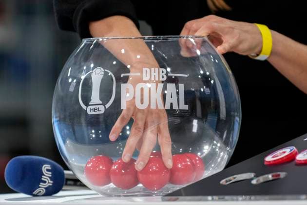 Sport Themen der Woche KW46 Sport Bilder des Tages Handball-Nationalspielerin Xenia Smits (HB Ludwigsburg) als Losfee bei der Auslosung, greift nach einer Loskugel, Einzelbild, Einzelfoto, Aktion, Action, Ziehung des Viertelfinales, zum Viertelfinale, DHB-Pokal Viertelfinal-Auslosung, Viertelfinalauslosung, Symbolfoto, Symbolbild, Symbol, 14.11.2024, Heidelberg (Deutschland), Handball, DHB-Pokal, Achtelfinale, Rhein-Neckar Löwen - Füchse Berlin *** Handball national player Xenia Smits HB Ludwigsburg as lottery fairy at the draw, reaches for a lottery ball, single picture, single photo, action, action, draw of the quarterfinals, to the quarterfinals, DHB Cup quarterfinal draw, quarterfinal draw, symbol photo, symbol image, symbol, 14 11 2024, Heidelberg Germany , handball, DHB Cup, round of 16, Rhein Neckar Löwen Füchse Berlin xozx