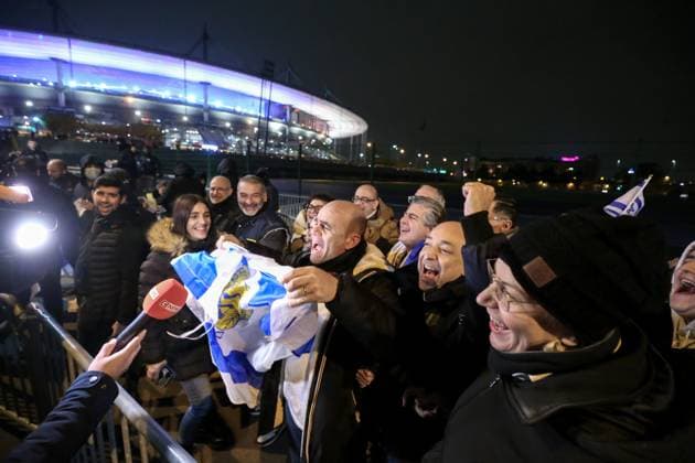 France v Israel - UEFA Nations League 2024 25 League A Group A2 Supporters with Israeli flags queue outside the Stade de France stadium ahead of the UEFA Nations League League A, Group A2 football match between France and Israel in Saint-Denis, France, on November 14, 2024. The French team hosts Israel in a very tense atmosphere on November 14, 2024, at the Stade de France, where an exceptional security presence is in place amidst the conflict in the Middle East, with tensions exacerbated by last week s violence on the sidelines of a Maccabi Tel-Aviv match in Amsterdam. Saint-Denis France  Copyright: xMichelxStoupakx originalFilename:stoupak-supporte241114_np1Kn.jpg