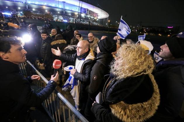 France v Israel - UEFA Nations League 2024 25 League A Group A2 Supporters with Israeli flags queue outside the Stade de France stadium ahead of the UEFA Nations League League A, Group A2 football match between France and Israel in Saint-Denis, France, on November 14, 2024. The French team hosts Israel in a very tense atmosphere on November 14, 2024, at the Stade de France, where an exceptional security presence is in place amidst the conflict in the Middle East, with tensions exacerbated by last week s violence on the sidelines of a Maccabi Tel-Aviv match in Amsterdam. Saint-Denis France  Copyright: xMichelxStoupakx originalFilename:stoupak-supporte241114_npqf6.jpg