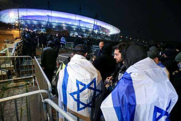 France v Israel - UEFA Nations League 2024 25 League A Group A2 Supporters with Israeli flags queue outside the Stade de France stadium ahead of the UEFA Nations League League A, Group A2 football match between France and Israel in Saint-Denis, France, on November 14, 2024. The French team hosts Israel in a very tense atmosphere on November 14, 2024, at the Stade de France, where an exceptional security presence is in place amidst the conflict in the Middle East, with tensions exacerbated by last week s violence on the sidelines of a Maccabi Tel-Aviv match in Amsterdam. Saint-Denis France  Copyright: xMichelxStoupakx originalFilename:stoupak-supporte241114_npuEH.jpg
