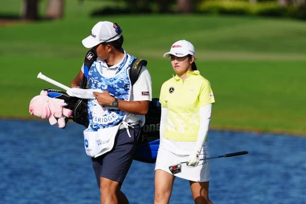 BELLEAIR, FL - NOVEMBER 14: PGA, Golf Herren player Mone Inami walks the 9th hole with her caddie on November 14, 2024, during the first round of the LPGA, Golf Damen The ANNIKA driven by Gainbridge at Pelican Golf Club in Belleair, Florida. (Photo by Brian Spurlock Icon Sportswire) GOLF: NOV 14 LPGA The ANNIKA driven by Gainbridge at Pelican EDITORIAL USE ONLY Icon241114118