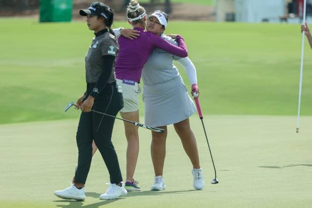 November 14, 2024, Belleair, Florida, USA: Bradentonâ€⠢s Nelly Korda, LPGA, Golf Damen Tourâ€⠢s 2024 player of the year, center, hugs Lilia Vu, right, while Patty Tavatanakit leaves the 18th green after their round during Day 1 of The Annika, on Thursday, Nov 14, 2024, at the Pelican Golf Club in Belleair. Belleair USA - ZUMAs70_ 20241114_zan_s70_033 Copyright: xDouglasxR.xCliffordx