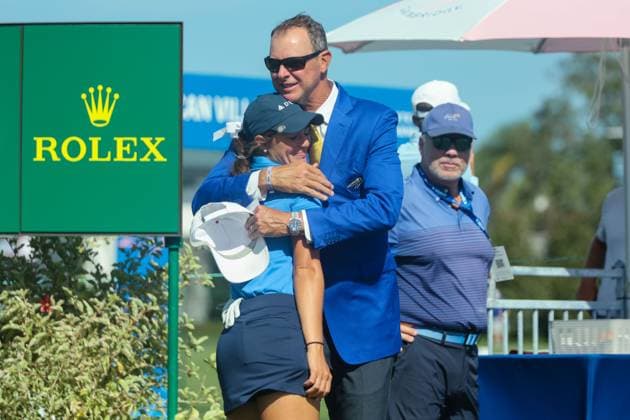 November 14, 2024, Belleair, Florida, USA: Starter David Hasselbach hugs First-year LPGA, Golf Damen player Rachel Kuehn during Day 1 of The Annika LPGA tournament on Thursday, Nov 14, 2024, at the Pelican Golf Club in Belleair. Belleair USA - ZUMAs70_ 20241114_zan_s70_038 Copyright: xDouglasxR.xCliffordx