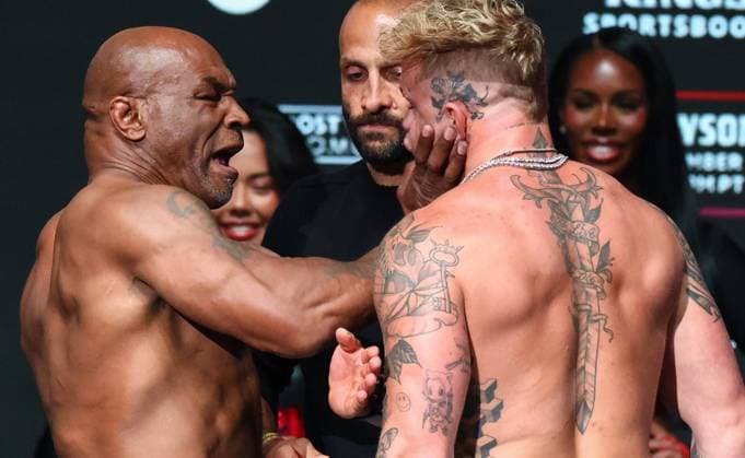 Bilder des Jahres 2024, Sport 11 November Sport Themen der Woche KW46 Sport Bilder des Tages Netflix & Most Valuable Promotions Boxing Event Weigh-Ins, Toyota Music Factory Pavilion, Irving, Texas, United States 14 11 2024 Mike Tyson slaps Jake Paul Mike Tyson slaps Jake Paul 14 11 2024  Copyright: x INPHO EdxMulhollandx EM2_9676A