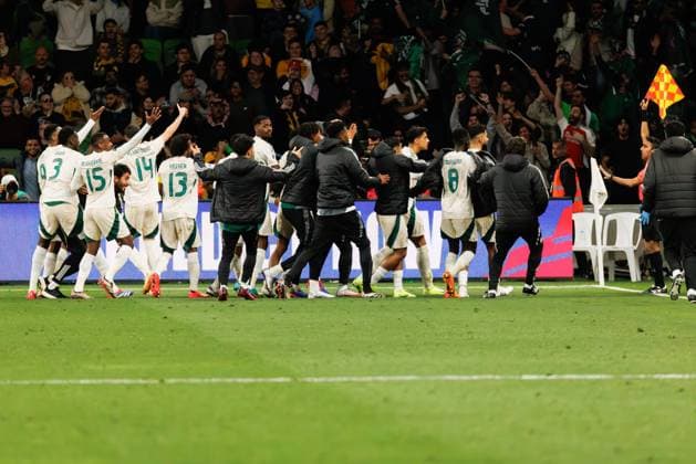 Australia Vs Saudi Arabia in Melbourne, Australia - 14 Nov 2024 The Saudi Arabian team confront the linesman after a goal was disallowed during the third round of the FIFA World Cup, WM, Weltmeisterschaft, Fussball 2026 Qualifier match between Australia Socceroos and Saudi Arabia at Melbourne Rectangular Stadium. Final score; Australia 0:0 Saudi Arabia Melbourne Australia Copyright: xGeorgexHitchensx xSOPAxImagesx ghitchens_ausvrsa141124_13