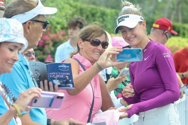 November 14, 2024, Belleair, Florida, USA: Bradenton s NELLY KORDA, LPGA, Golf Damen Tour s 2024 player of the year, pauses for a selfie with fan Sally Wasser of the Villages after Korda s round in The Annika at the Pelican Golf Club. Belleair USA - ZUMAs70_ 0779362780st Copyright: xDouglasxR.xCliffordx