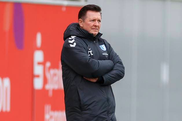 Germany, Hannover, 14.11.2024, Nachwuchsleistungszentrum NLZ, Hannover 96 vs 1. FC Magdeburg - Friendly match, Trainer Christian Titz (1. FC Magdeburg) looks dejected Hannover Nachwuchsleistungszentrum NLZ Germany
