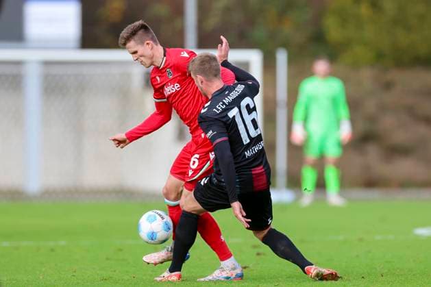 Germany, Hannover, 14.11.2024, Nachwuchsleistungszentrum NLZ, Hannover 96 vs 1. FC Magdeburg - Friendly match, Fabian Kunze (Hannover 96) und Marcus Mathisen (1. FC Magdeburg) battle for the ball Hannover Nachwuchsleistungszentrum NLZ Germany