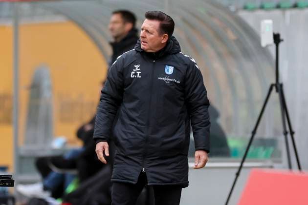 Germany, Hannover, 14.11.2024, Nachwuchsleistungszentrum NLZ, Hannover 96 vs 1. FC Magdeburg - Friendly match, Trainer Christian Titz (1. FC Magdeburg) looks dejected Hannover Nachwuchsleistungszentrum NLZ Germany