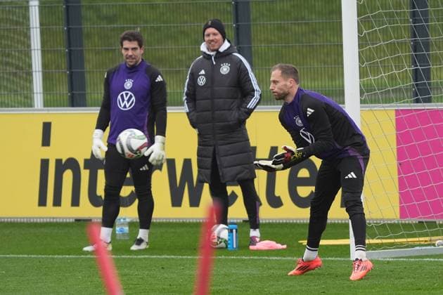 Bundestrainer Julian Nagelsmann (Deutschland Germany) sieht Torwart Oliver Baumann (Deutschland Germany, 01) zu - Frankfurt 15.11.2024: Training der Deutschen Nationalmannschaft