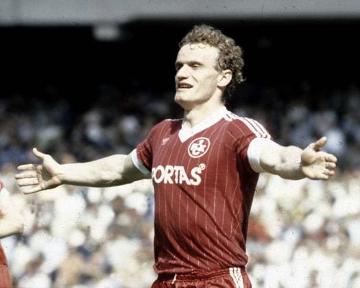 Archivbilder der Woche SPORT KW46 1. FC Kaiserlautern Hans-Peter Briegel, jubelt, breitet Arme Aus, ca. 01.10.1982 (Datum geschaetzt) Â *** 1 FC Kaiserlautern Hans Peter Briegel, cheering, spreading his arms, ca 01 10 1982 Date estimated Â HM