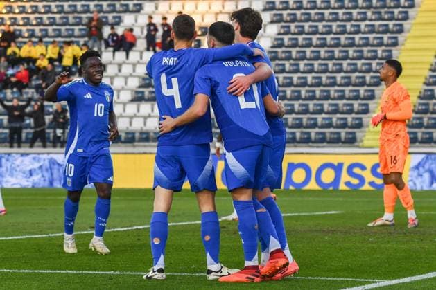 Fußball, U21 Länderspiel, Italien - Frankreich midfielder Cesare Casadei (Italy) celebrates with teammates after scoring the 1-0 goal during Under 21 - Italy vs France, Friendly football match in Empoli, Italy, November 15 2024  Copyright: xFabioxFagiolini IPAxSportx xipa-x xx IPA_51589127 IPA_Agency_IPA51589127