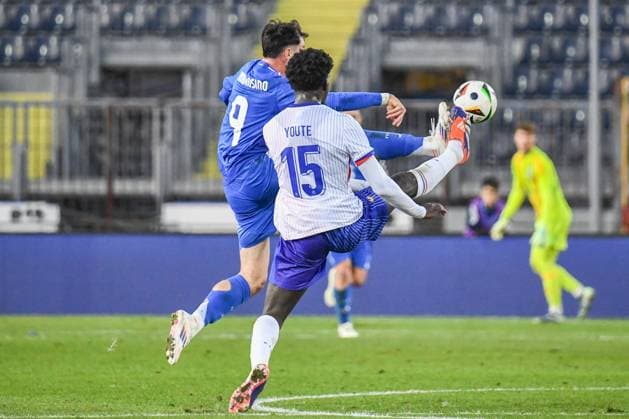 Fußball, U21 Länderspiel, Italien - Frankreich defender Etienne Youte Kinkoue (France) against forward Giuseppe Ambrosino (Italy) during Under 21 - Italy vs France, Friendly football match in Empoli, Italy, November 15 2024  Copyright: xFabioxFagiolini IPAxSportx xipa-x xx IPA_51589255 IPA_Agency_IPA51589255