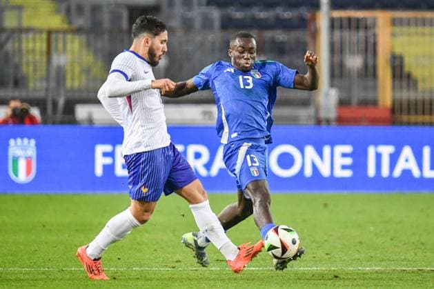 Fußball, U21 Länderspiel, Italien - Frankreich defender Michael Olabode Kayode (Italy) against forward Rayan Cherki (France) during Under 21 - Italy vs France, Friendly football match in Empoli, Italy, November 15 2024  Copyright: xFabioxFagiolini IPAxSportx xipa-x xx IPA_51589264 IPA_Agency_IPA51589264