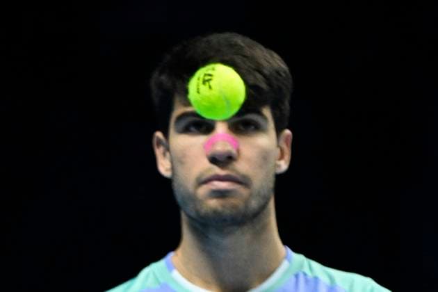 Sport Themen der Woche KW46 Sport Bilder des Tages November 15, 2024: Carlos Alcaraz of Spain in action against Alexander Zverev of Germany during their Men s Single s Nitto ATP, Tennis Herren Finals match during day one of the Nitto ATP Finals at Inalpi Arena on November 15, 2024 in Turin, Italy. - ZUMAg210 20241115_abp_g210_102 Copyright: xStefanoxGuidix