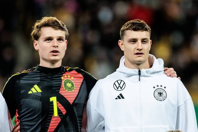 U21, U 21 Länderspiel: Deutschland - Dänemark; 15.11.2024 Jonas Urbig (Deutschland, 1) und Eric Martel (Deutschland, 6) während der Hymne U21 Länderspiel: Deutschland - Dänemark; Aachen, Tivoli am 15.11.2024 Copyright: xBEAUTIFULxSPORTS Wunderlx