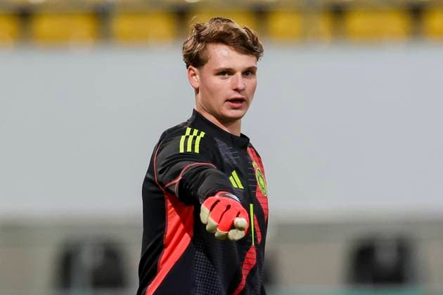 Germany, Aachen, 15.11.2024, Tivoli, Germany vs Denmark U21, U 21 - Friendly match, Torhueter Jonas Urbig (Germany) gestures Aachen Tivoli Germany