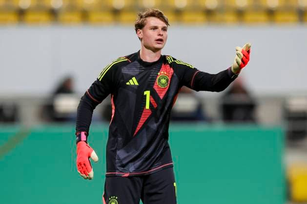 Germany, Aachen, 15.11.2024, Tivoli, Germany vs Denmark U21, U 21 - Friendly match, Torhueter Jonas Urbig (Germany) gestures Aachen Tivoli Germany