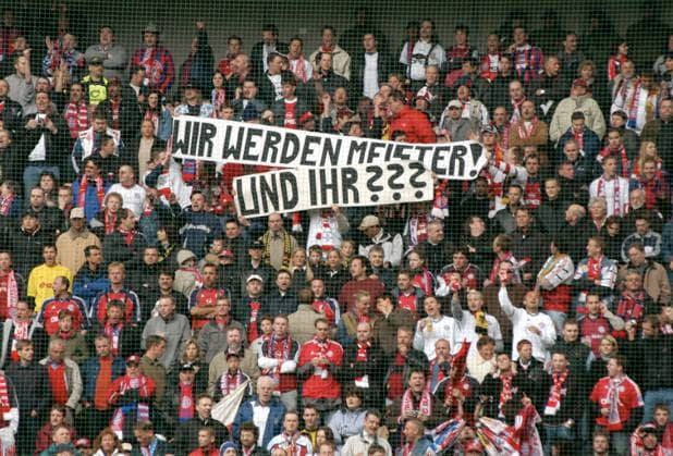 Archivbilder der Woche SPORT KW46 18SN_BVB_FCB_SP.jpg Bayern Fans mit einem Transparent Wir werden Meister ! und Ihr ??? Borussia Dortmund - FC Bayern Muenchen 1:0, Fussball Bundesliga am 19.04.2003 *** 18SN BVB FCB SP jpg Bayern fans with a banner Wir werden Meister und Ihr Borussia Dortmund FC Bayern Muenchen 1 0, Soccer Bundesliga on 19 04 2003