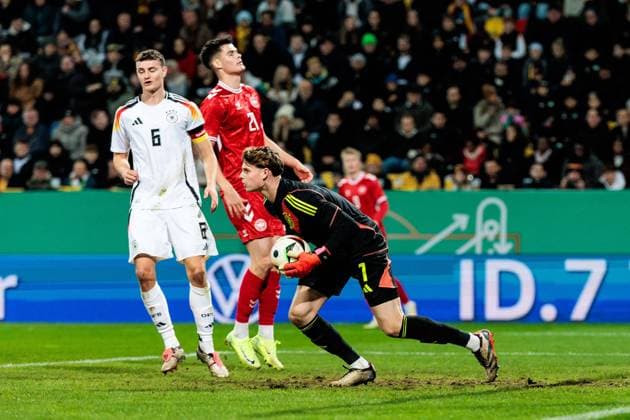 U21, U 21 Länderspiel: Deutschland - Dänemark; 15.11.2024 Jonas Urbig (Deutschland, 1) hält einen Ball U21 Länderspiel: Deutschland - Dänemark; Aachen, Tivoli am 15.11.2024 Copyright: xBEAUTIFULxSPORTS Wunderlx