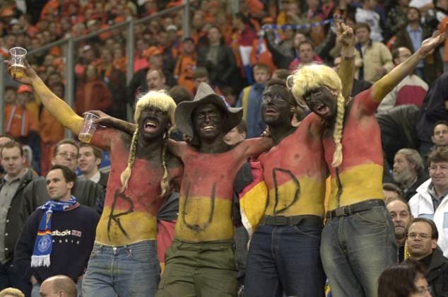 Archivbilder der Woche SPORT KW46 52SN_GER_NED_SP.jpg bemahlte Deutsche Fans haben Rudi auf ihren Koerpern stehen Fussball Laenderspiel Deutschland - Niederlande 1:3, am 20.11.2002 *** 52SN GER NED SP jpg painted German fans have Rudi standing on their bodies soccer match Germany Netherlands 1 3, on 20 11 2002