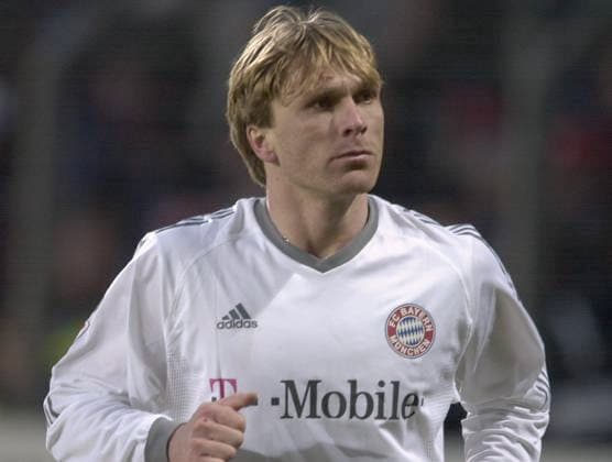 Archivbilder der Woche SPORT KW46 11SN_BI_FCB_010203SP.jpg Ansgar BRINKMANN, Fussball, Arminia Bielefeld, nach Spielschluss in einem FC Bayern-Trikot, BB, Qf; Arminia Bielefeld-FC Bayern Muenchen 0:0, Fussball Bundesliga am 01.02.2003. *** 11SN BI FCB 010203SP jpg Ansgar BRINKMANN, Soccer, Arminia Bielefeld, after the match in a FC Bayern jersey, BB, Qf Arminia Bielefeld FC Bayern Muenchen 0 0, Soccer Bundesliga on 01 02 2003