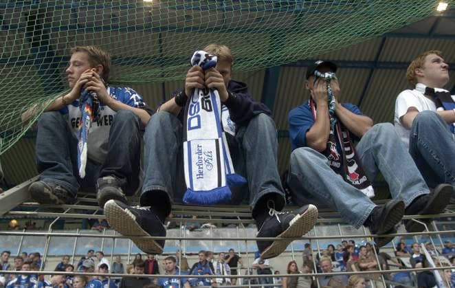 Archivbilder der Woche SPORT KW46 19SN_BI_Hannover_SP.jpg Traurige Fans von Arminia Bielefeld auf dem Zaun sitzend nach Spielschluss; Fussball Bundesliga Arminia Bielefeld-Hannover 96 O:1, am 24.05.2003. *** 19SN BI Hannover SP jpg Sad fans of Arminia Bielefeld sitting on the fence after the match Soccer Bundesliga Arminia Bielefeld Hannover 96 O 1, on 24 05 2003