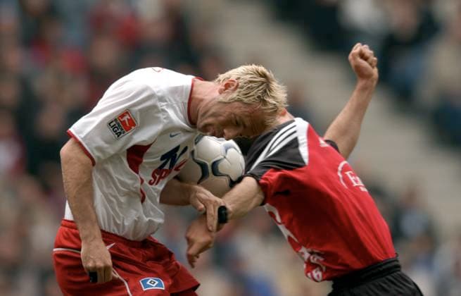 Archivbilder der Woche SPORT KW46 04SN_HSV_Nuernberg_SP.jpg Kopfball zwischen Sergej BARBAREZ (HSV) und Jacek KRZYNOWEK re. Hamburger SV - 1.FC Nuernberg 4:0, Fussball Bundesliga am 26.04.2003 *** 04SN HSV Nuernberg SP jpg Header between Sergej BARBAREZ HSV and Jacek KRZYNOWEK re Hamburger SV 1 FC Nuernberg 4 0, Soccer Bundesliga on 26 04 2003