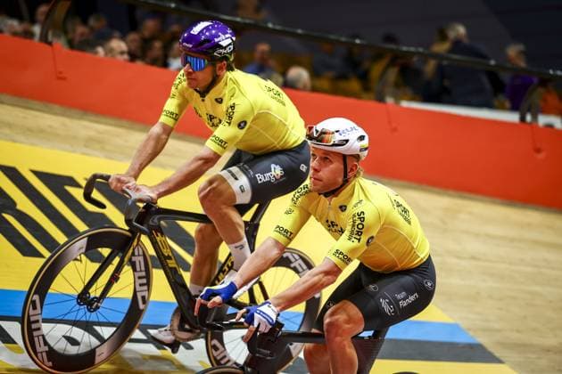 New Zealand s Aaron Gate and Belgian Jules Hesters pictured in action during day four of the Zesdaagse Vlaanderen-Gent six-day indoor Track cycling, Rad, Radsport, Bahnrad, Bahn event at the indoor cycling arena t Kuipke, Friday 15 November 2024, in Gent. DAVIDxPINTENS  x105494203x