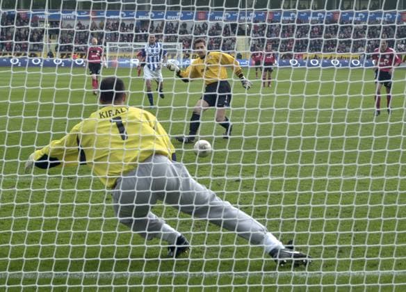 Archivbilder der Woche SPORT KW46 01SN_Lev_Hertha_SP.jpg Joerg BUTT, Torwart von Bayer 04 Leverkusen, verwandelt den Elfmeter zum 1:0 ; Bayer 04 Leverkusen-Hertha BSC Berlin 4:1, Fussball Bundesliga am 05.04.2003. *** 01SN Lev Hertha SP jpg Joerg BUTT, goalkeeper of Bayer 04 Leverkusen, converts the penalty to make it 1 0 Bayer 04 Leverkusen Hertha BSC Berlin 4 1, Soccer Bundesliga on 05 04 2003