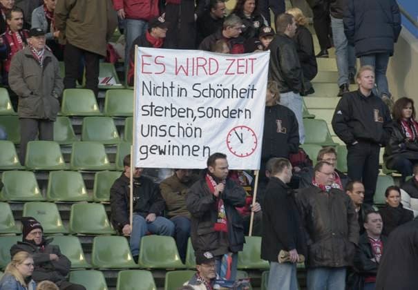 Archivbilder der Woche SPORT KW46 08SN_LEV_HRO_SP.jpg Transparent im Fanblock von Bayer 04: Uhr mit fuenf vor zwoelf; Fussball Bundesliga Bayer 04 Leverkusen-Hansa Rostock 1:2, am 15.02.2003 *** 08SN LEV HRO SP jpg Banner in the Bayer 04 fan block with fuenf vor zwoelf Fussball Bundesliga Bayer 04 Leverkusen Hansa Rostock 1 2, am 15 02 2003