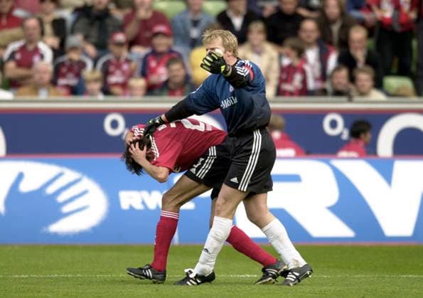Archivbilder der Woche SPORT KW46 80SN_Lev_FCB_SP.jpg Bayer 04 Leverkusen - FC Bayern Muenchen 1:2, TW Oliver KAHN (FCB) wuergt Thomas BRDARIC am Hals und sieht dafuer die gelbe Karte, QF Fussball Bundesliga, am 28.09.2002 *** 80SN Lev FCB SP jpg Bayer 04 Leverkusen FC Bayern Muenchen 1 2, TW Oliver KAHN FCB cradles Thomas BRDARIC by the neck and gets a yellow card, QF Soccer Bundesliga, on 28 09 2002