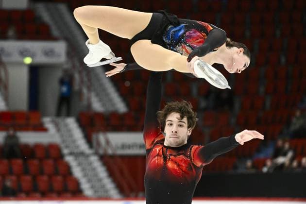 Bilder des Jahres 2024, Sport 11 November Sport Themen der Woche KW46 Sport Bilder des Tages Kelly Ann Laurin (in the air) and Loucas Ethier of Canada during the pairs short program at the international Figure skating, Eiskunstlauf competition Finlandia Trophy in Helsinki, Finland on November 15, 2024. Helsinki Finland LKFTVX20241115212415LOFI  Copyright: xMikkoxStigx LKFTVX20241115212415LOFI
