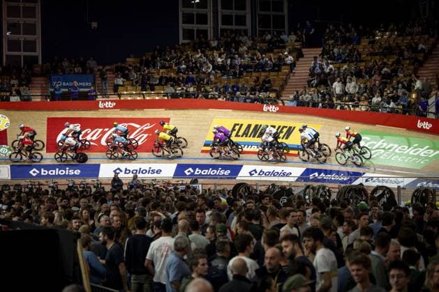 The pack of riders pictured during day four of the Zesdaagse Vlaanderen-Gent six-day indoor Track cycling, Rad, Radsport, Bahnrad, Bahn event at the indoor cycling arena t Kuipke, Friday 15 November 2024, in Gent. DAVIDxPINTENS  x105496118x