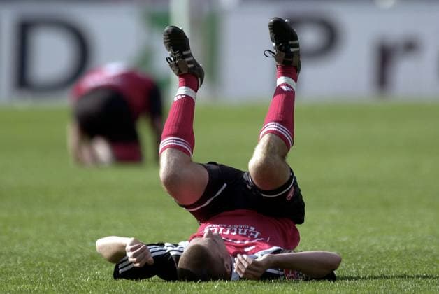 Archivbilder der Woche SPORT KW46 06_SN_Nuernb_1860.jpg 1.FC Nuernberg_1860 Muenchen 1-2 Marek NIKL (Nuernberg) faellt nach dem Schlusspfiff enttaeuscht auf den Ruecken Fussball Bundesliga ,03.05.2003 *** 06 SN Nuernb 1860 jpg 1 FC Nuernberg 1860 Muenchen 1 2 Marek NIKL Nuernberg falls on his back disappointed after the final whistle Soccer Bundesliga ,03 05 2003