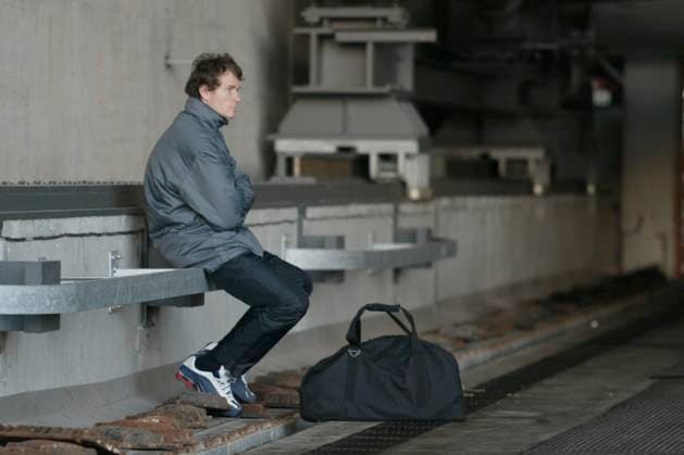 Archivbilder der Woche SPORT KW46 SN03_S04_BVB_SP.jpg TW Jens LEHMANN nach dem Spiel in sich gekehrt einsam sitzend in den Katakomben der Arena Auf Schalke. Fussball Bundesliga FC Schalke 04-Borussia Dortmund 2-2; am 22.02.2003 *** SN03 S04 BVB SP jpg TW Jens LEHMANN sitting alone after the game in the catacombs of the Arena Auf Schalke Bundesliga FC Schalke 04 Borussia Dortmund 2 2 on 22 02 2003