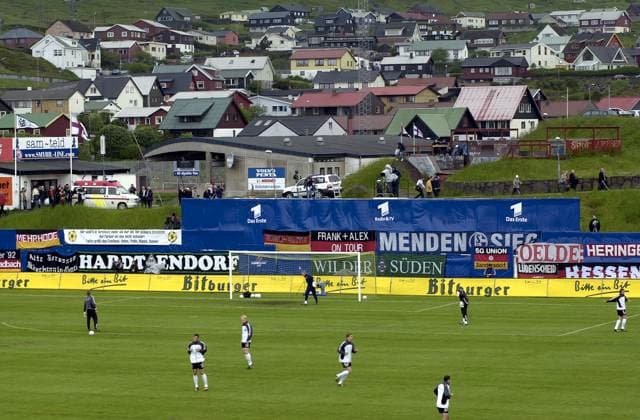 Archivbilder der Woche SPORT KW46 63SN_Faeroeer_GER_SP.jpg das Fussball Stadion in Torshavn, Uebersicht, das Spielfeld, im Hintergrund die Stadt Torshavn, QF Fussball EM Qualifikation Laenderspiel Faeroeer - Deutschland 0:2, am 11.06.2003 in Torshavn *** 63SN Faeroeer GER SP jpg the soccer stadium in Torshavn, overview, the pitch, in the background the city of Torshavn, QF European Championship qualifier Faeroeer Germany 0 2, on 11 06 2003 in Torshavn
