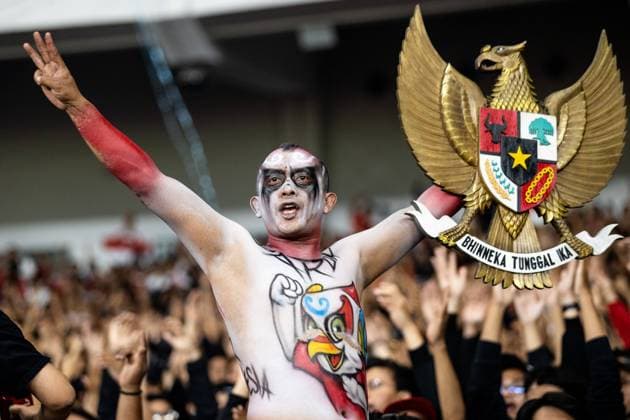 Bilder des Jahres 2024, Sport 11 November Sport Themen der Woche KW46 Sport Bilder des Tages Indonesia v Japan - FIFA World Cup, WM, Weltmeisterschaft, Fussball Asian 3rd Qualifier Group C Indonesian fans cheer before the FIFA World Cup Asian 3rd Qualifier Group C match against Japan at Gelora Bung Karno Stadium in Jakarta, Indonesia, on November 15, 2024. Jakarta Indonesia  Copyright: xGarryxLotulungx originalFilename:lotulung-notitle241115_npIwB.jpg