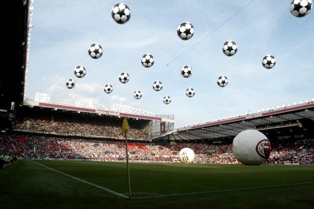 Archivbilder der Woche SPORT KW46 116SN_Juve_Milan_SP.jpg Old Trafford Stadion, Uebersicht, mit Fussbaellen am Himmel, Vorprogramm, zwei riessige Fussbaelle mit den Vereins Logos liegen auf dem Rasen, Allgemein, QF Juventus Turin - AC Mailand 2:3 nach Elfmeter schiessen Fussball UEFA Champions League Finale 2003 , am 28.05.2003 in Manchester *** 116SN Juve Milan SP jpg Old Trafford Stadium, overview, with footballs in the sky, pre-program, two huge footballs with the club logos lie on the pitch, general, QF Juventus Turin AC Milan 2 3 after penalty shootout Football UEFA Champions League Final 2003 , on 28 05 2003 in Manchester