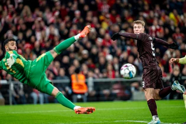 Bilder des Jahres 2024, Sport 11 November Sport Themen der Woche KW46 Sport Bilder des Tages Denmark s Rasmus Hoejlund header on goal during the UEFA Nations League match between Denmark and Spain at Parken in Copenhagen, Friday, November 15, 2024.. (Photo: Mads Claus Rasmussen Ritzau Scanpix) , Denmark *** Denmarks Rasmus Hoejlund header on goal during the UEFA Nations League match between Denmark and Spain at Parken in Copenhagen, Friday, November 15, 2024 Photo Mads Claus Rasmussen Ritzau Scanpix , Denmark  Copyright: RitzauxScanpix MadsxClausxRasmussenx spdk20241115-214419-L