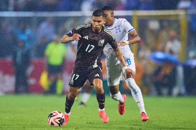 RECORD DATE NOT STATED IV CONCACAF NATIONS LEAGUE 2024-2025 Honduras vs Mexico Orbelin Pineda (L) of Mexico fights for the ball with Joseph Rosales (R) of Honduras during the Quarterfinals first leg match between Honduras and Mexican national team, Nationalteam (Mexico) as part of the Concacaf Nations League 2024-2025 at Francisco Morazan Stadium on November 15, 2024 in San Pedro Sula, Honduras. SAN PEDRO SULA HONDURAS HONDURAS  Copyright: xJosexLuisxMelgarejox 20241115212202_CNL_CFI_HON_MEX_PINEDA126