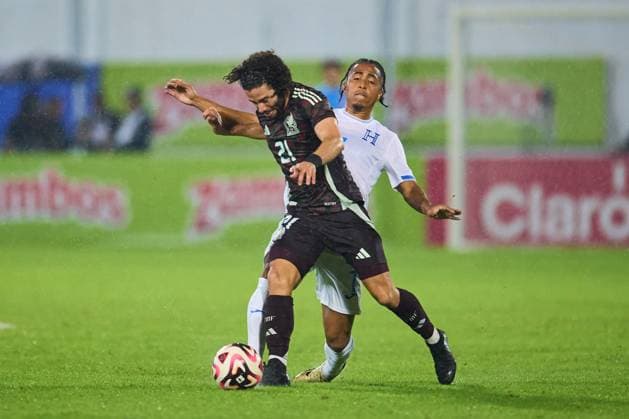 RECORD DATE NOT STATED IV CONCACAF NATIONS LEAGUE 2024-2025 Honduras vs Mexico Cesar Huerta (L) of Mexico fights for the ball with Rigoberto Rivas (R) of Honduras during the Quarterfinals first leg match between Honduras and Mexican national team, Nationalteam (Mexico) as part of the Concacaf Nations League 2024-2025 at Francisco Morazan Stadium on November 15, 2024 in San Pedro Sula, Honduras. SAN PEDRO SULA HONDURAS HONDURAS  Copyright: xJosexLuisxMelgarejox 20241115214118_CNL_CFI_HON_MEX_HUERTA137