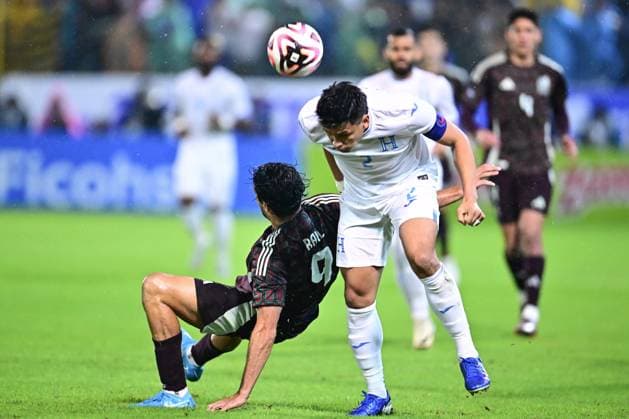 RECORD DATE NOT STATED IV CONCACAF NATIONS LEAGUE 2024-2025 Honduras vs Mexico Raul Jimenez (L) of Mexico fights for the ball with Denil Maldonado (R) of Honduras during the Quarterfinals first leg match between Honduras and Mexican national team, Nationalteam (Mexico) as part of the Concacaf Nations League 2024-2025 at Francisco Morazan Stadium on November 15, 2024 in San Pedro Sula, Honduras. SAN PEDRO SULA HONDURAS HONDURAS  Copyright: xAdrianxMaciasx 20241115203339_CNL_CFI_HON_MEX_JIMENEZ90